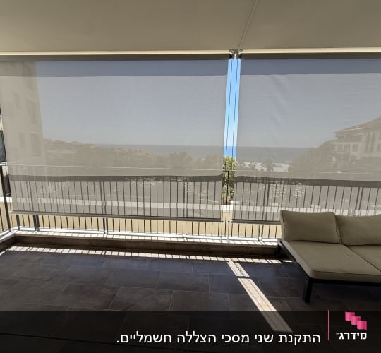 מרפסת עם סוכך נגלל ונוף לים